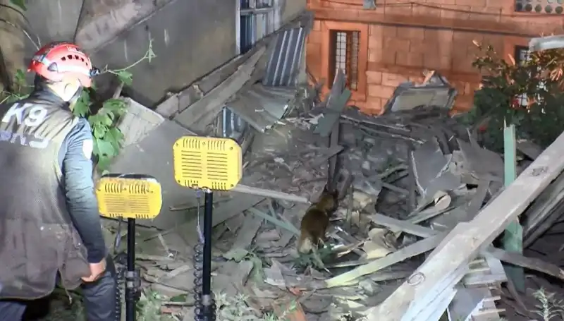 İstanbul'da Deprem Sonrası Dikkat Çeken Bina Çöküşü: Nedenleri ve Sonuçları