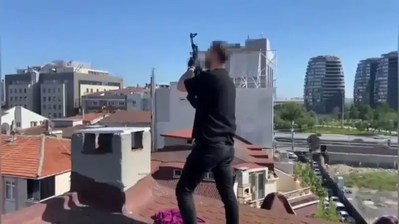 İstanbul'da Çatıya Kaçan Şüphelilerden Bacadan AK-47 Çıkması Şok Yarattı