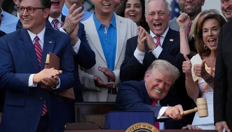 Trump, "Büyük, Güzel Yasa Tasarısı"nı İmzaladı: Değişim Rüzgarları Estiriyor