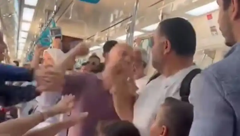 Marmaray'da Kanlı Kavga: Yumruklar Konuştu, Yolcular Şoka Girdi