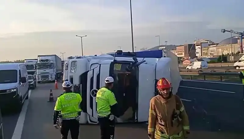 Pendik TEM Otoyolu'nda TIR Devrildi, İstanbul Yönünde Araç Kuyruğu Uzadı