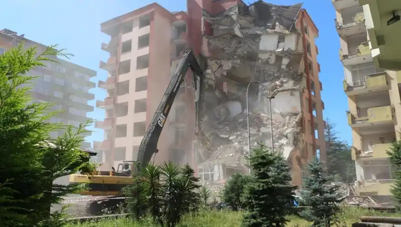 Dalgalar Deprem Gibi Sarsınca, İki Bina Yıkımına Geçildi!