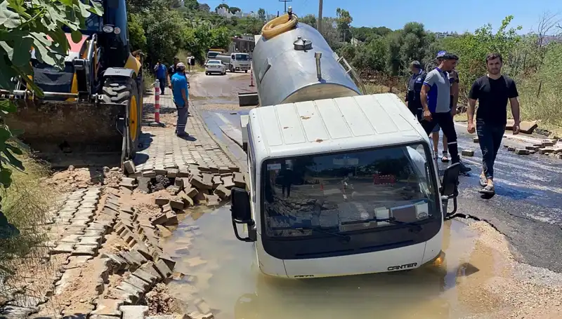 Bodrum'un Ana Su Hattı Patladı: Tanker İçin Korkutan Anlar!