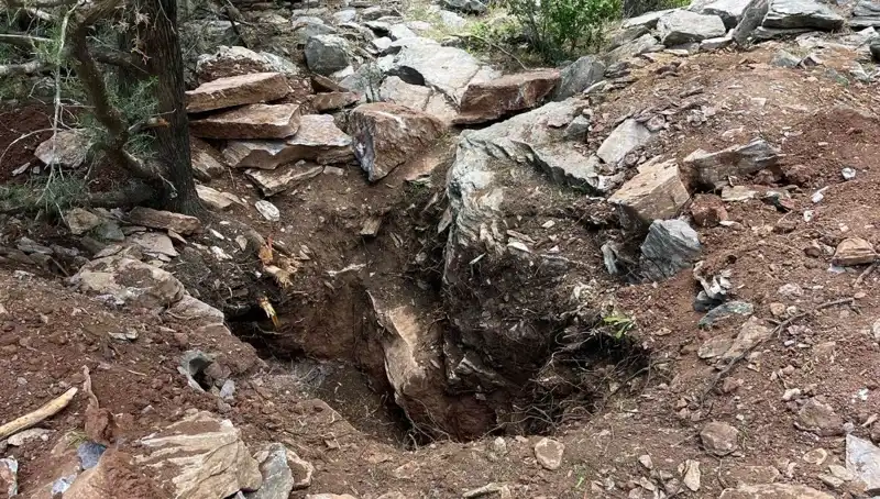 Eski Vali ve Emekli Albay Define Ararken İlgileri Çekti
