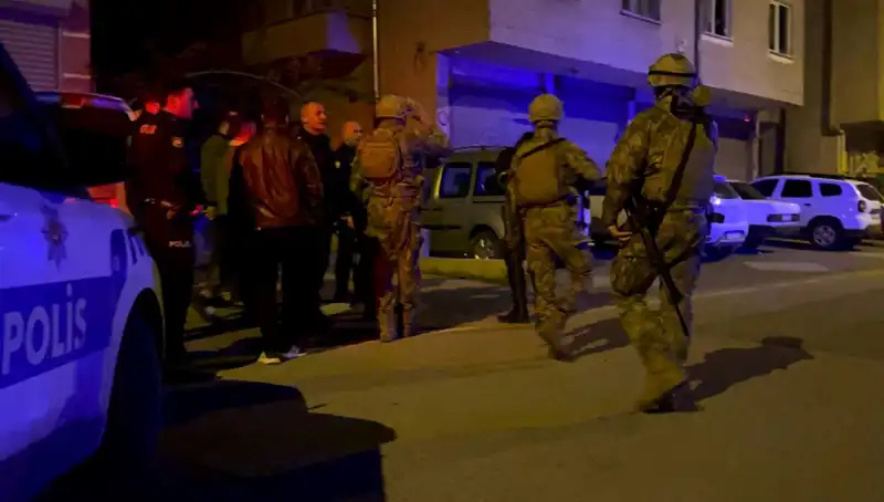 Balkonundan Tüfekle Ateş Açan Şahıs, Polisle Gergin Anlar Yaşadı