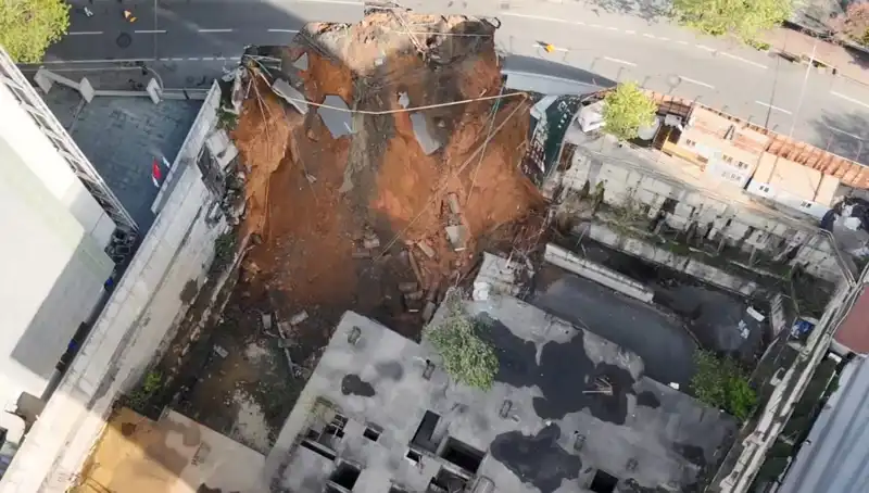 Sarıyer'de Fırtına Sonrası Yol Çökmesi: Cadde Trafiğe Kapandı