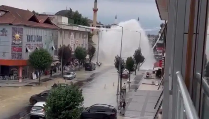 ** Metrelerce Yükseğe Fışkıran Su: İçme Suyu Hattındaki Patlama Şok Etti!**