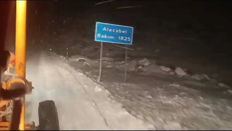 Antalya'da Şaşırtan Kar Sürprizi: Yerli ve Yabancı Turistleri Büyüledi