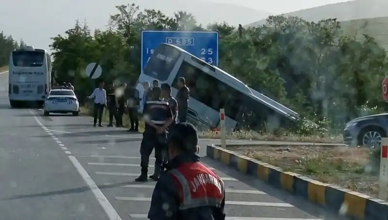 Isparta’da Tur Otobüsü ile Yolcu Otobüsü Çarpıştı: Yaralıların Durumu Merak Ediliyor