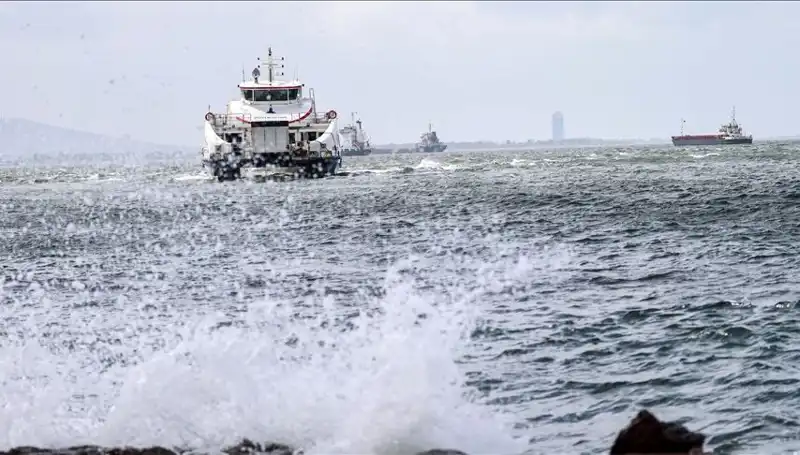İzmir'de Fırtına Nedeniyla Vapur Seferleri Askıya Alındı!