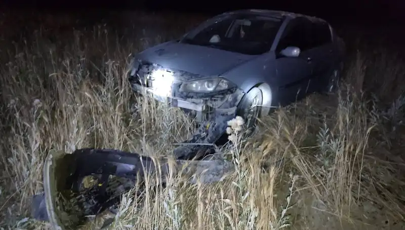 Burdur'da Kontrolden Çıkan Otomobil Tarlaya Uçtu: İki Kişi Yaralandı