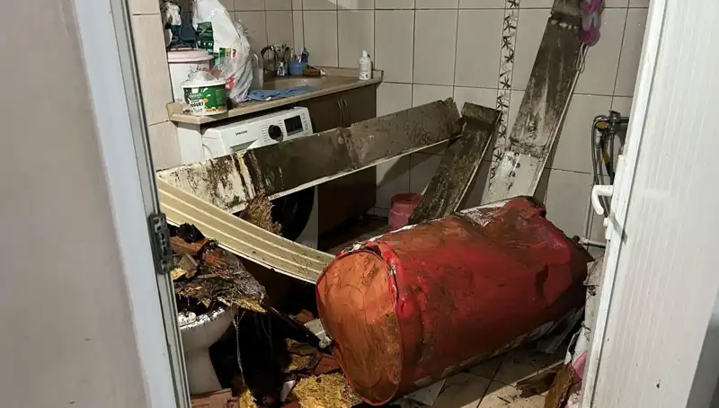 Ege Bölgesi'nde Fırtına: Caddeler Beyaza Büründü, Ağaçlar Devrildi!