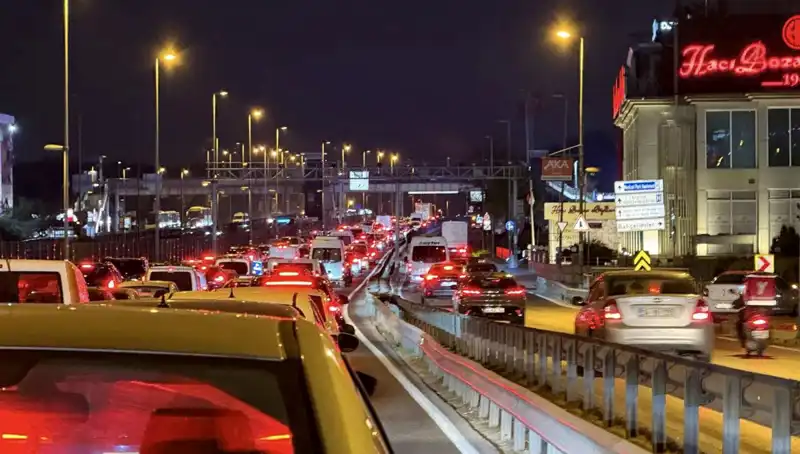 Yenibosna Metrobüs Yaya Üst Geçidinde Kritik Çalışmalar Başladı