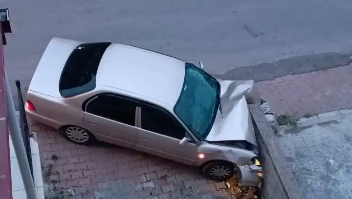 Kontrolü Kaybeden Araç Duvara Çarptı: Kaza Anı Sadece Şans Eseri Kurtarıldı