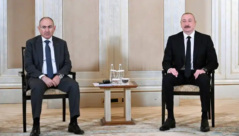 Aliyev ve Paşinyan, Abu Dabi'de Tarihi Barış Görüşmeleri Gerçekleştirdi