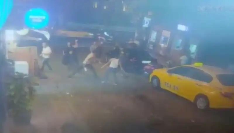 Beyoğlu'nda Sıcak Saatler: Laf Atma Kavgasında Kan Aktı