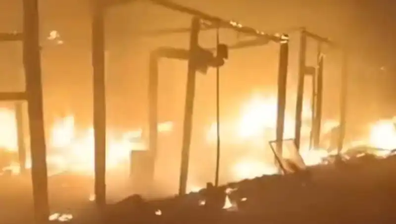 Elektrik Teli Kopunca Yangın Çıktı: 15 Çadır Kül Oldu
