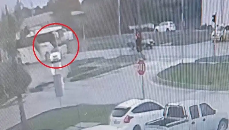 Kırmızı Işıkta Durdu, Yolcu Otobüsü Kazası Sonucu İki Yaralı