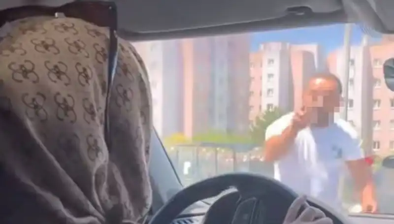 Trafikte Dehşet Anları: Önünü Kesen Sürücü Aracın Camını Yumrukladı