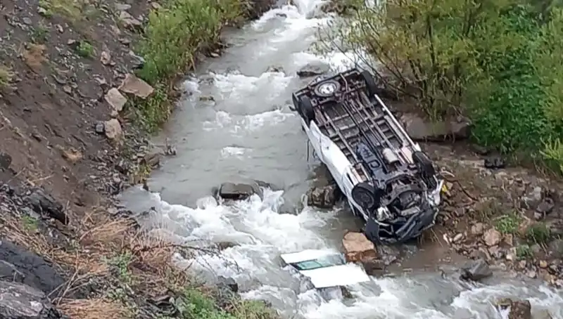 Hakkari'de Minibüs Kazasında Derede Can Pazarı: İki Ölü, Üç Yaralı