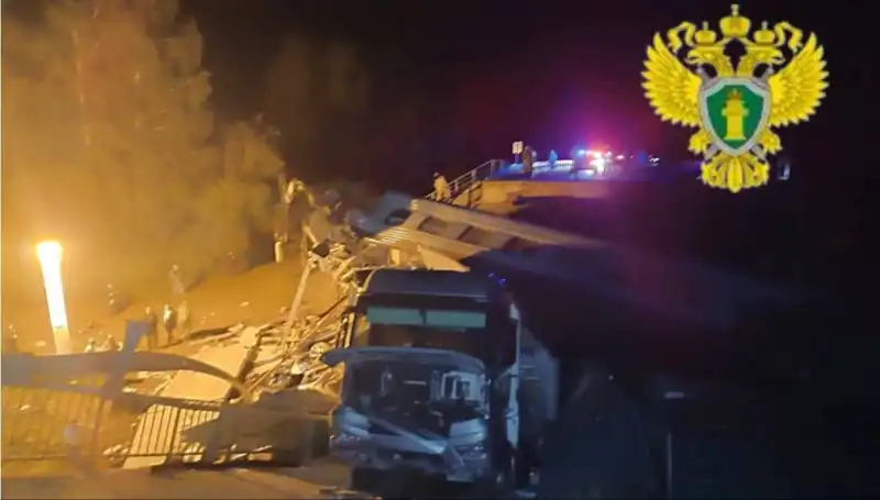 Rusya'da Ulaşım Felaketi: Tren Üzerine Çöken Köprü İnsanları Yakdı