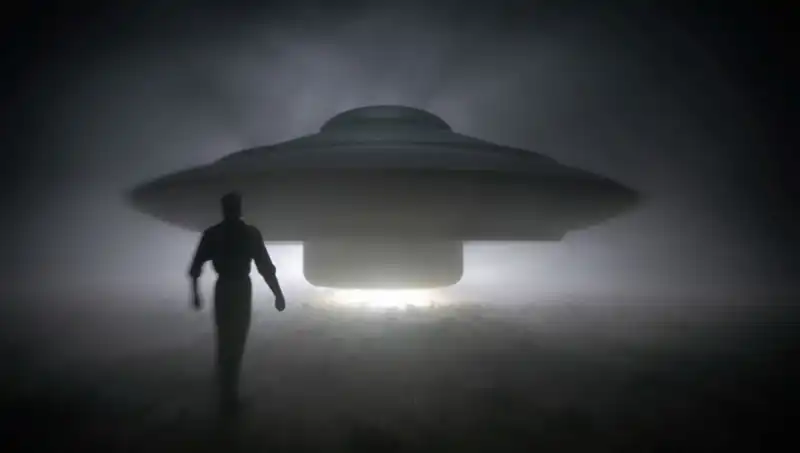 UFO Uzmanından Şok Uyarı: "Uzaylılar Masum İnsanı Hedef Alıyor!"