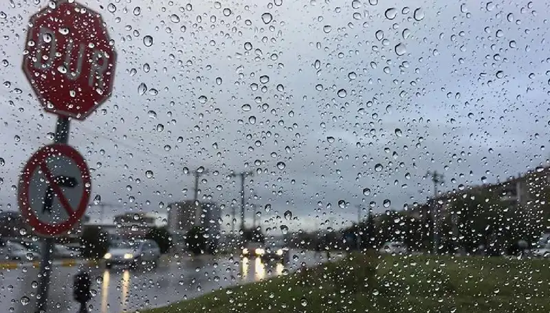 Meteoroloji 20 İli Uyarıyor: Sıcaklık Düşüyor, Sağanak Yağış Geliyor!