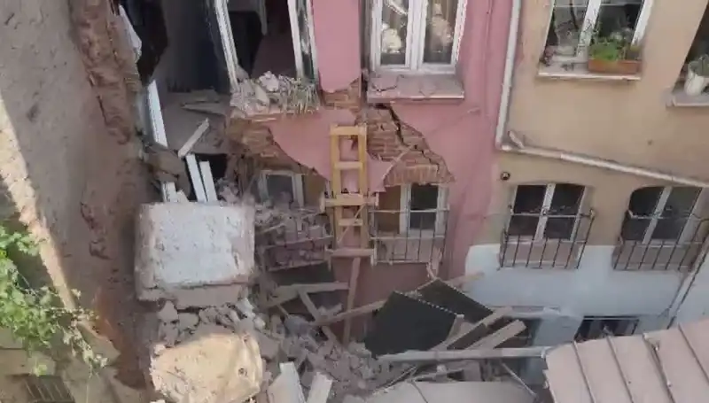İstanbul'da Üç Katlı Binanın Balkonu Çöktü: Olayın Ayrıntıları
