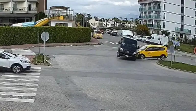 Kavşakta Meydana Gelen Kazada Minibüs ve Ticari Taksi Çarpıştı