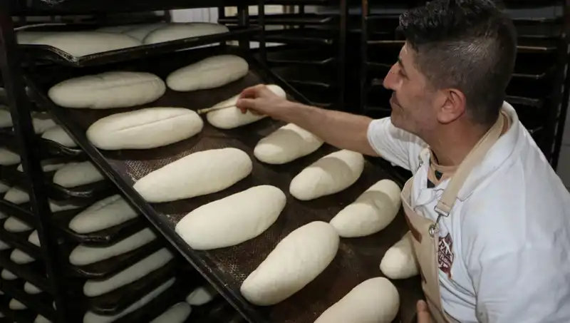 Zorlu Sıcaklıkta Çalışanlar: Fırınların Önünde 250 Derecede Ekmek Üretenler