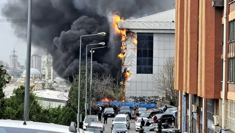Başakşehir'de Büyük Yangın: Sanayi Sitesinde Çıkan Alevler Kontrol Altına Alındı