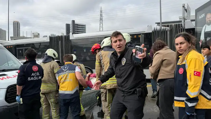 Metrobüs Kazası: Seferler Durdu, Can Kaybı ve Yaralılar Var!