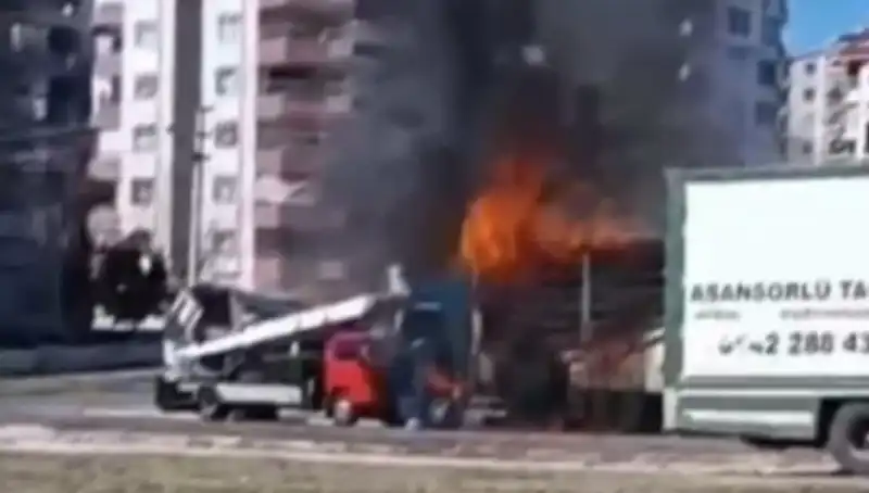 Alev Alev Yanan TIR, Yangın İle Küle Döndü! Olayın Detayları Şok Etti