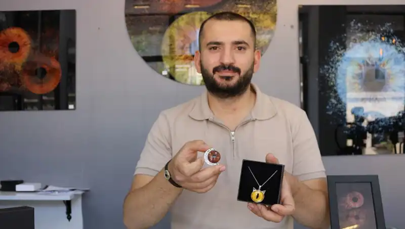 Işıklar Altında İris: Fotoğraflardan Takı ve Tabloya Dönüşüm