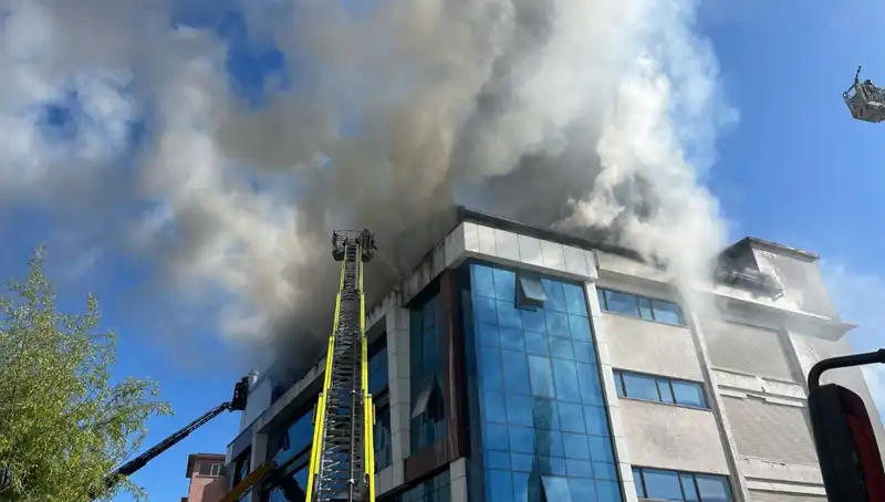 Esenyurt'ta Tekstil Atölyesinde Korkutan Yangın: Araştırmalar Başladı
