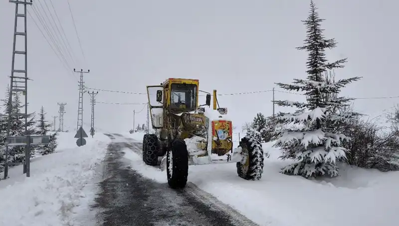 Kayseri’de Kışın Getirdiği Zorluklar: Kardan Kapanan Yollar Yeniden Açılıyor