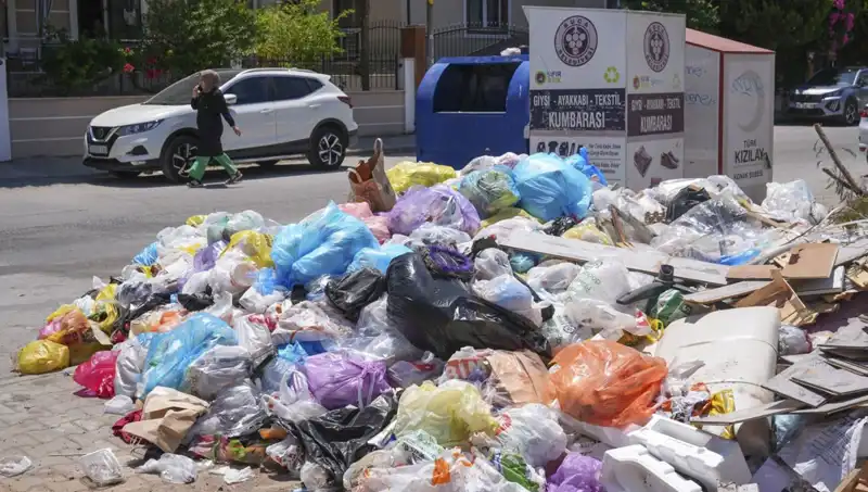 İzmir’de Çöp Yığınları Sorunu, Şehir İçi Temizlik Krizine Dönüşüyor