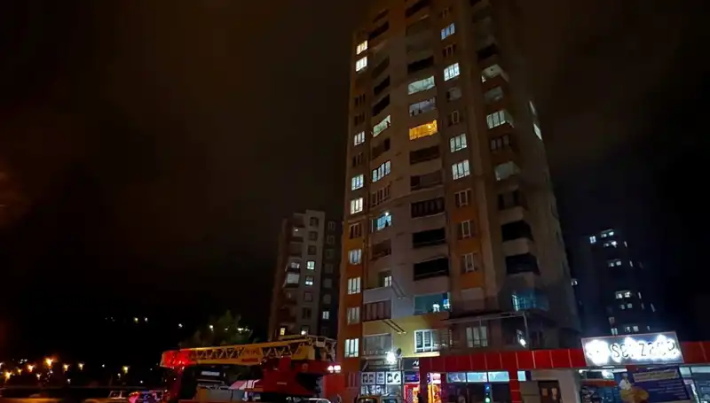 Yıldırım Düşen Apartmanın Çatısı Şehri Sarstı: O Anlar Kamara ile Kaydedildi