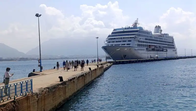 Alanya, Kruvaziyer ile Gelen ABD'li Turistlerin Akınına Uğradı