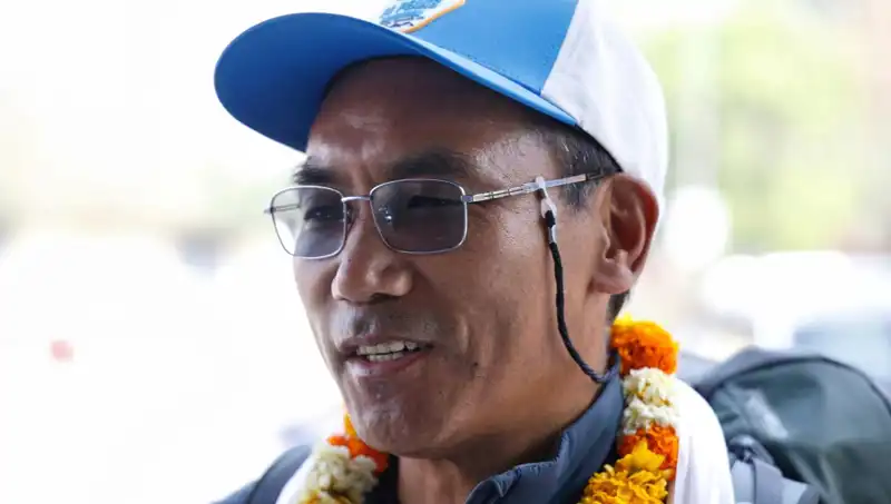Everest Adam, Zirvede Yeni Bir Rekorla Tarihe Geçti