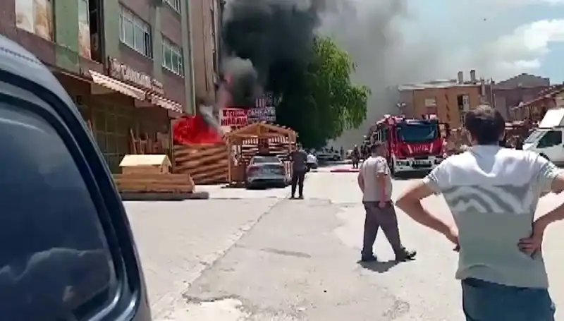 Ankara'da Merkezdeki İş Yerlerinde Korkutan Yangın: Nedenleri ve Sonuçları