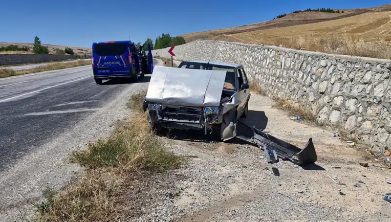 Kontrolden Çıkan Otomobil Duvara Çarptı: Olayda İki Kişi Yaralandı