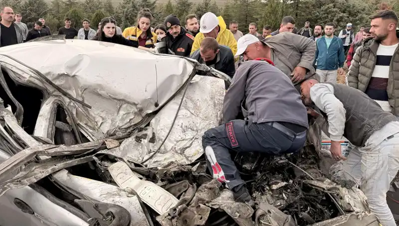 TIR ile Çarpışan Araç, Kaza Sonrası Kağıt Gibi Ezildi