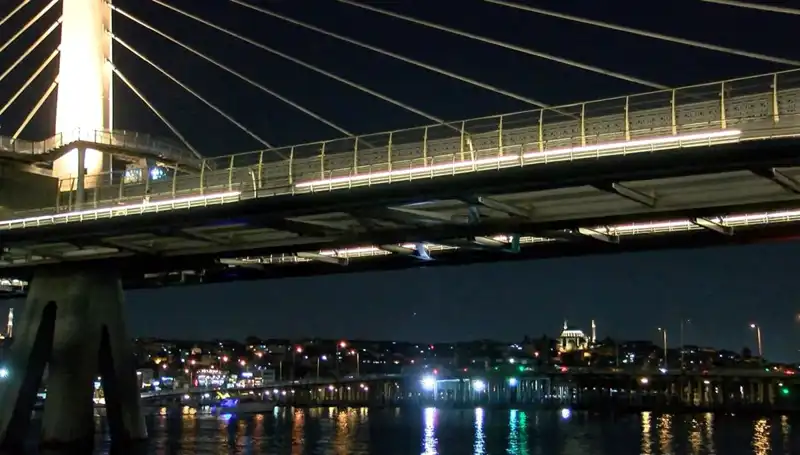 Metro Köprüsünden Denize Düşen Kişi için Arama Çalışmaları Başlatıldı