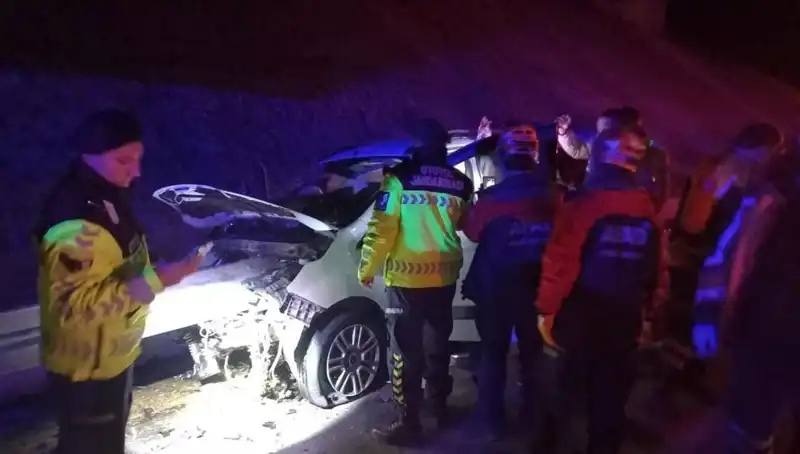 Hayatları Değiştiren Kaza: Bariyer Otomobile Saplandı, 4 Yaralı!