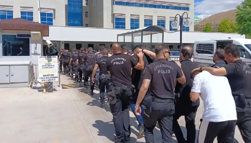 Ankara'da Tehditlerle Haraç Kesen Çeteye Dev Operasyon: Avukatlar Dahi Yakalandı!