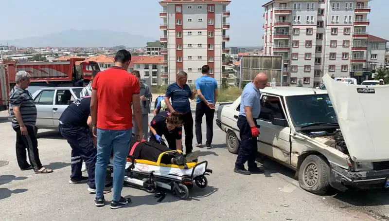 Kavşakta Meydana Gelen Kaza Sonucu 2 Kişi Yaralandı