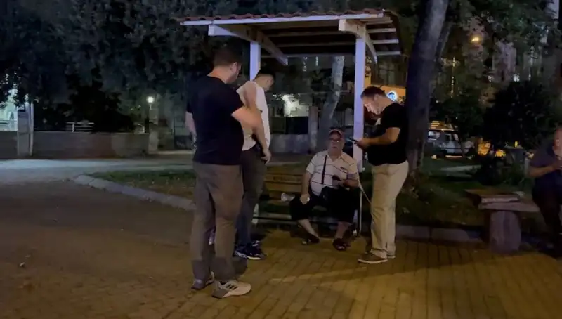 Kısmı Görme Kaybı Olan Adamın Telefonu İki Hırsız Tarafından Çalındı