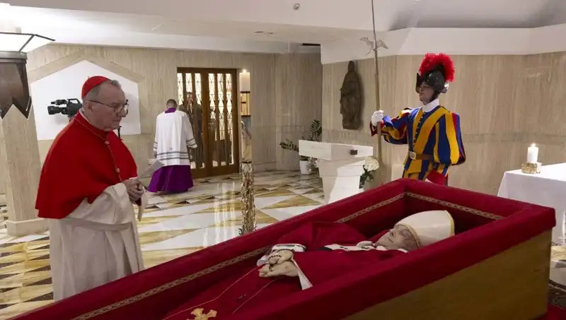 Papa'nın Tabutundaki Fotoğraflar Yayınlandı: Duygusal Anlar Paylaşıldı