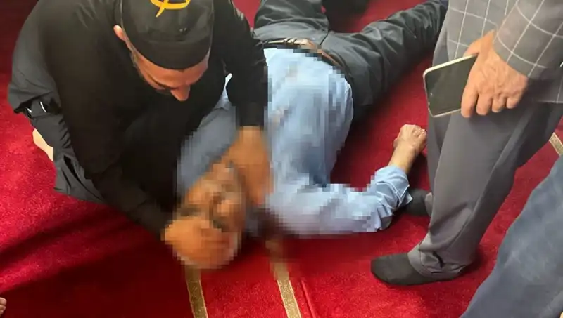 Camide Namaz Kılarken Saldırıya Uğrayan Birey Hayat Mücadelesi Veriyor